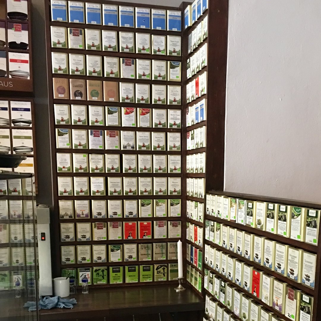 Übersicht verschiedener Teesorten in einer Regalwand